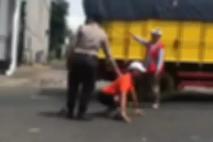 Kocak video pengendara terjerat razia polisi malah berubah jadi Spiderman, viral di media sosial.