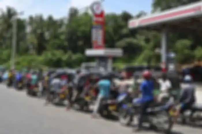 Kacau, harga Bahan Bakar Minyak (BBM) naik sampai 10 kali lipat akibat negara bangkrut karena gagal bayar utang luar negeri.