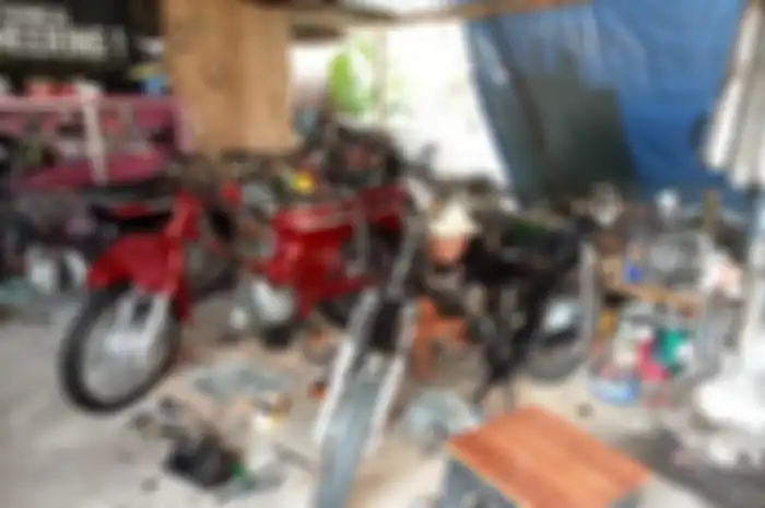 Dana Brata sedang merestorasi kendaraan.