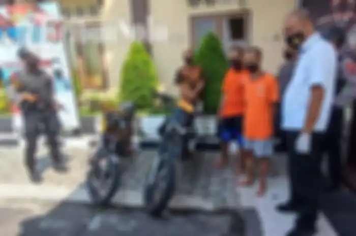 Nahas, seorang pria geber-geber motor di depan orang yang salah, endingnya malah babak belur dikeroyok pemotor lain.