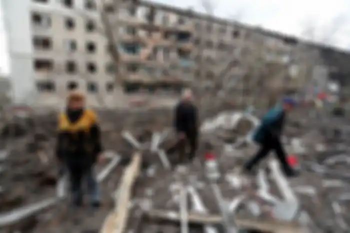 Warga sipil Ukraina di tengah reruntuhan bangunan di kota Mariupol