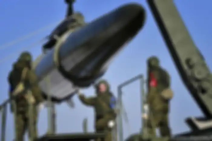 Tentara Rusia memuat rudal hipersonic Iskander-M