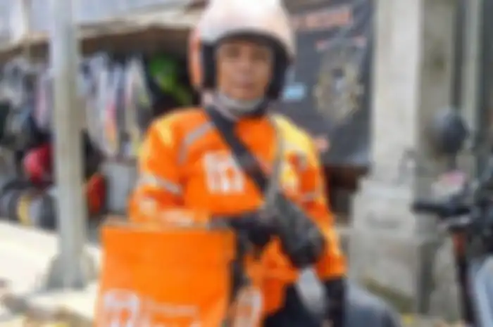 Kisah inspiratif seorang nenek empat cucu menjadi driver ojol untuk bantu keluarga.