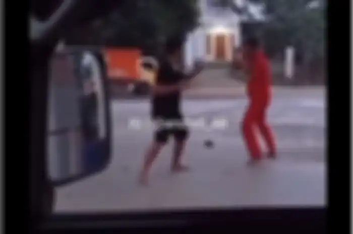 Layaknya game Street Fighter, seorang petugas SPBU terlibat adu jotos dengan seorang pria.