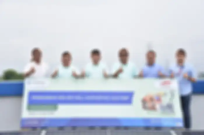 FIFGROUP pasang dua panel surya atau solar panel di dua lokasi.