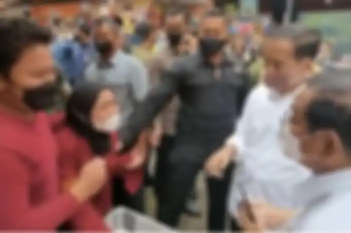 Pedagang Pasar Bogor ditangkap polisi gegara tolak pungli. Foto keponakannya yang histeris di depan Jokowi viral di media sosial.