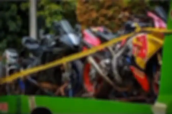 Beberapa motor milik sultan diangkut truk towing pakai garis polisi.