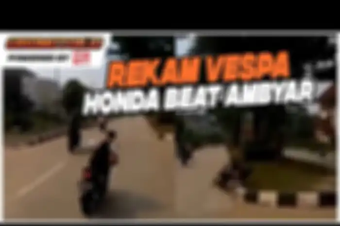 Pengendara Honda Beat lagi asyik merekam Vespa lagi riding malah ambayar.  