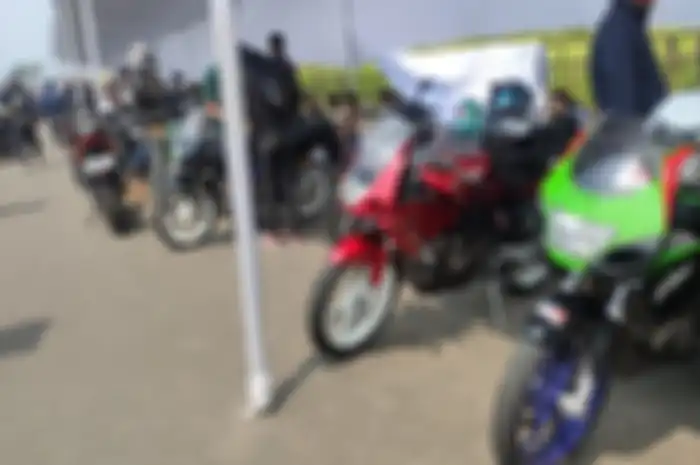 Suasana paddock Street Race BSD. Apakah ada taruhan di Street Race BSD, kuy simak faktanya.