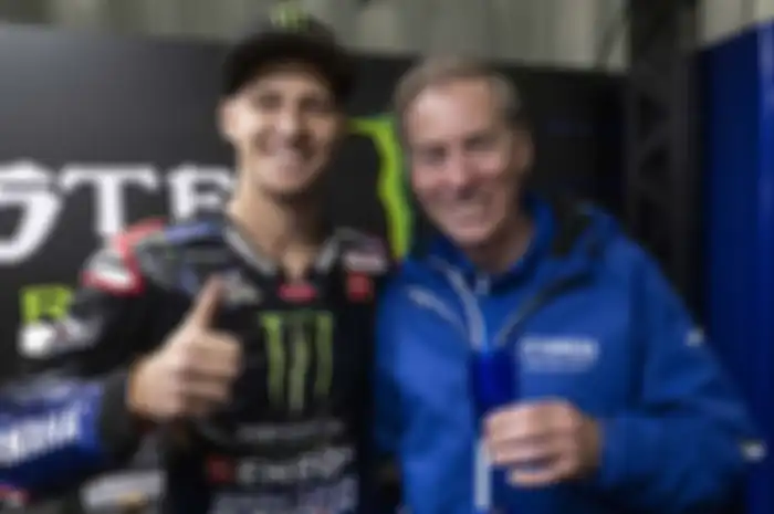 Sosok penting Yamaha pabrikan, Managing Director Yamaha Racing Lin Jarvis (kanan) tersenyum melihat juara dunia MotoGP 2021 Fabio Quartararo juara MotoGP Portugal 2022