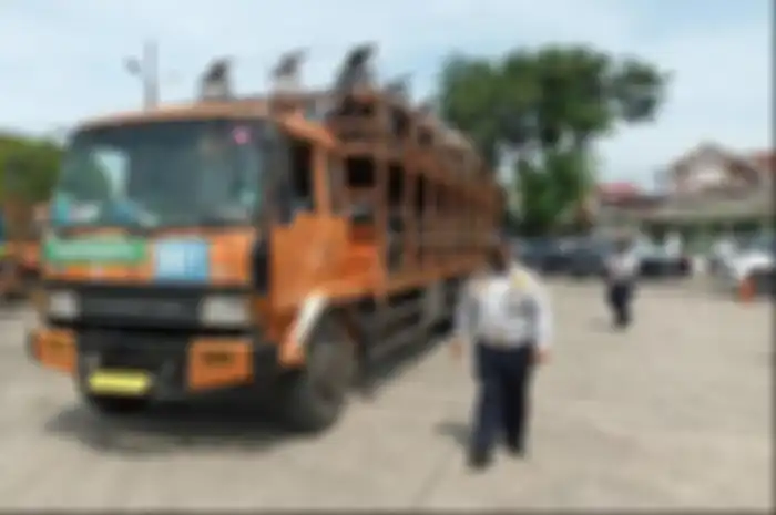 Beberapa motor milik peserta mudik gratis yang saat diangkut ke truk di Terminal Pulogadung, Jakarta Timur, Selasa (26/4/2022).