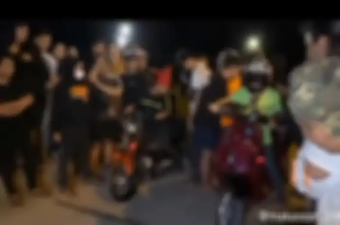 Video detik-detik diduga polisi intel tangkap pelaku balap liar di Makassar, penonton langsung kocar-kacir melarikan diri.