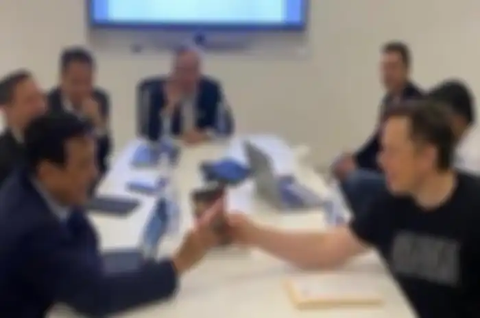 Momen Elon Musk dan Luhut Binsar Pandjaitan foto pamer permen Kopiko.