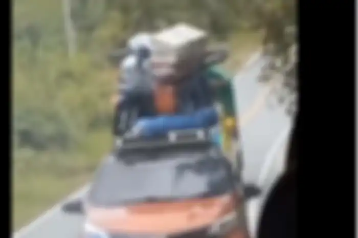 Bikin geleng-geleng kepala, video pemudik mengangkut sepeda motor Honda Scoopy di atas mobil Toyota Calya.