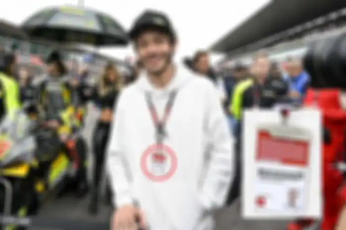 Legenda MotoGP Valentino Rossi bikin heboh MotoGP Portugal 2022 dengan kedatangan mendadak ke skuat MotoGP miliknya dan pas foto yang terpasang di ID Card MotoGP