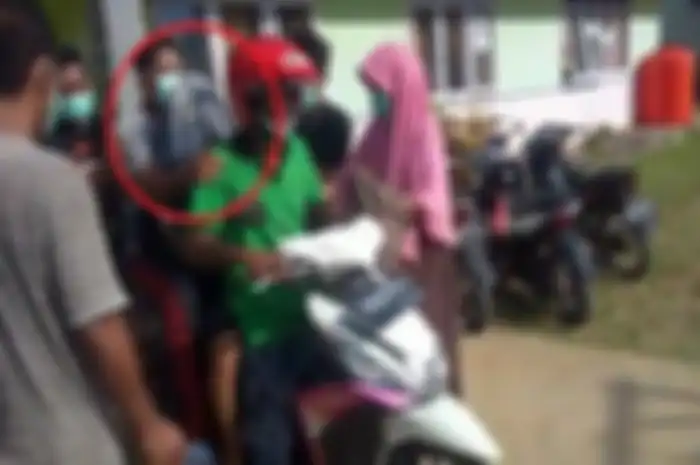 Beberapa orang nampak membawa jenazah pakai motor.