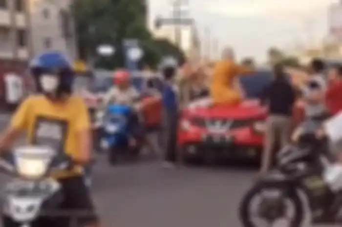Viral di media sosial video emak-emak ngamuk lompat ke atas mobil di Lubuklinggau, Sumatera Selatan, bikin geleng-geleng pemotor.