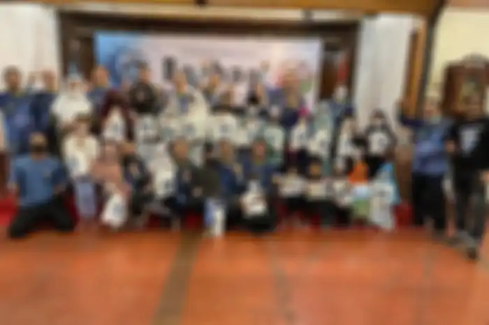 Komunitas motor Lanang Banten berbagi ke anak yatim sekaligus buka puasa bersama.