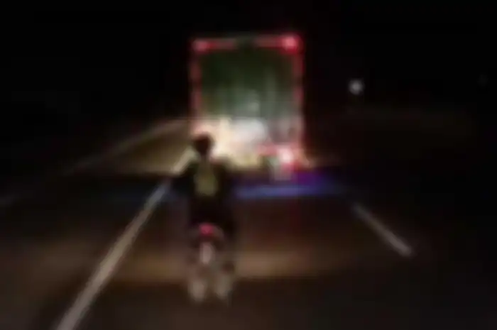 Beredar video pemotor tak pakai helm nekat ngebut di tol Warugunung Surabaya, ngamuk dan nyaris baku hantam saat dihentikan petugas.