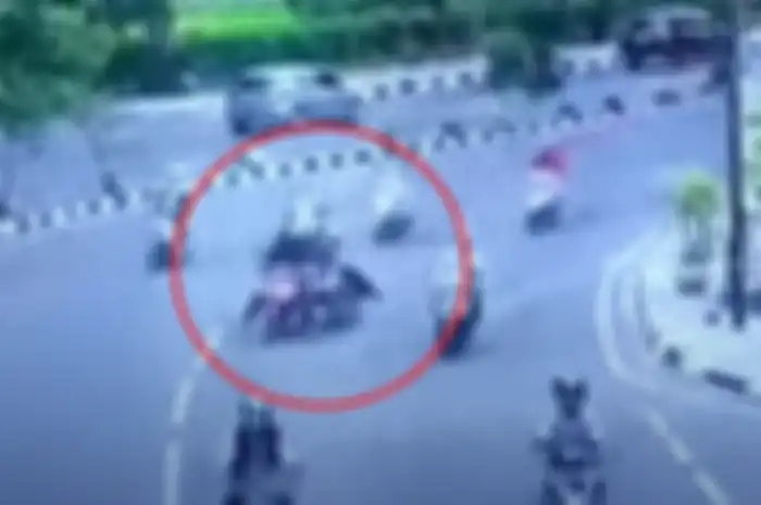 Video dua pelajar mengaku dikejar dan ditendang Polisi sampai terjatuh dari motor, ternyata begini faktanya.