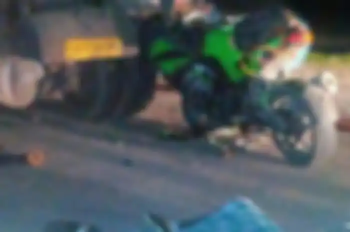 Dua orang pemudik motor yang menggunakan Kawasaki Ninja 250 meregang nyawa setelah kecelakaan maut di Brebes, Jawa Tengah.