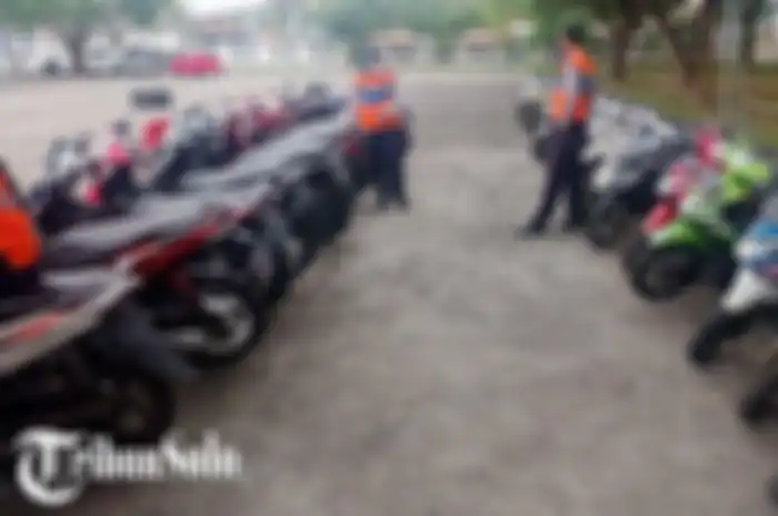 Puluhan motor peserta mudik gratis yang digelar oleh Dishub Pemprov DKI Jakarta mulai tiba di Terminal Tipe A Giri Adipura, Wonogiri, Jawa Tengah siang ini, (28/4/2022).