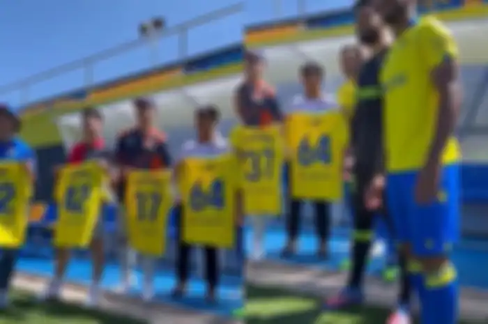 Pembalap Indonesia Mario Aji jadi tamu spesial klub bola Spanyol jelang MotoGP Spanyol 2022, sampai dikasih kaos jersey!
