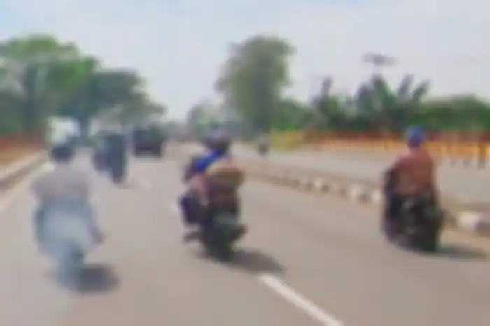 Ilustrasi pemotor mudik. Mudik Lebaran lewat jalur Karawang, Jawa Barat