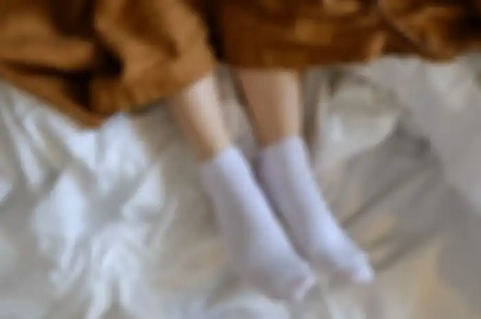 Pakai kaus kaki saat tidur jadi solusi berbagai gangguan tidur. 