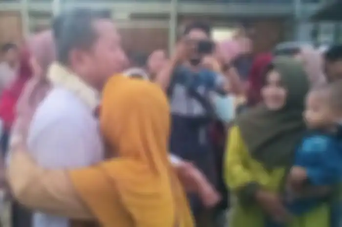 Crazy rich Grobogan, Joko Suranto, yang bangun jalan di kampungnya disambut antusias warga saat mudik.