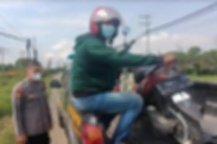 Pemudik dan motornya Yamaha Mio diangkut ke mobil polisi, ternyata karena mogok dan akan dibawa ke bengkel.