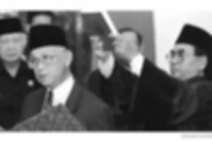 Ilustrasi era reformasi. BJ Habibie, Kamis (21/5/1998) mengucapkan sumpah sebagai Presiden RI yang baru di Jakarta, disaksikan presiden sebelumnya, Soeharto.