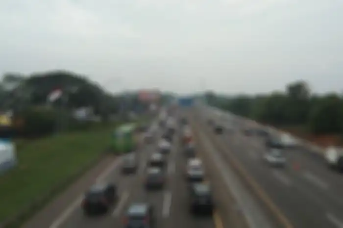 Pemberlakuan one way dari kilometer 47 sampai kilometer 70 tol Jakarta-Cikampek telah dihentikan, Sabtu (30/4/2022). Kepadatan terjadi di sejumlah titik