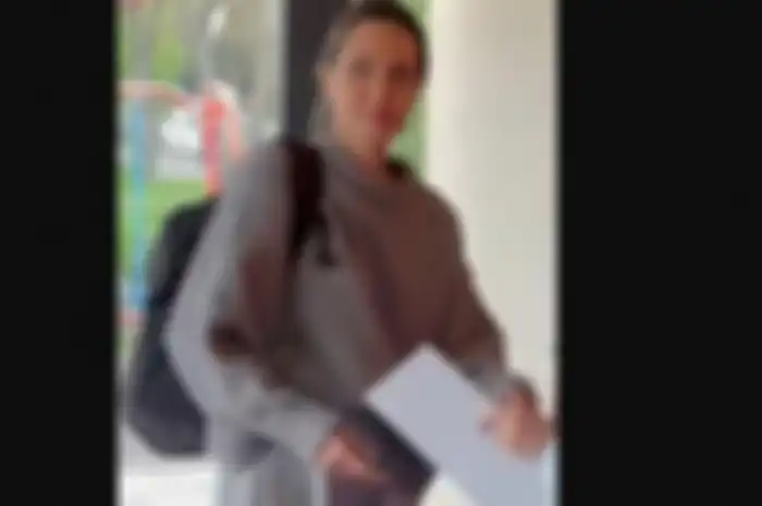 Aktris Angelina Jolie mengejutkan warga Ukraina