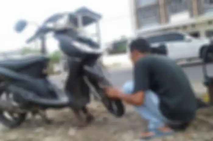 Foto ilustrasi. Ganti ban motor perlu siapkan ini supaya pelek enggak lecet.