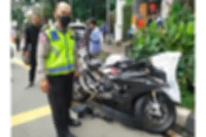 Kecelekaan motor gede alias moge BMW S1000RR lawan Toyota Calya di kawasan Senayan, Jakarta Pusat, fairing motor rusak hantam bodi mobil.