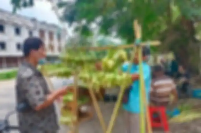 Driver ojol (ojek online) mendadak jadi pedagang ketupat musiman jelang lebaran 2022, raup untung sampai Rp 1 juta sehari.