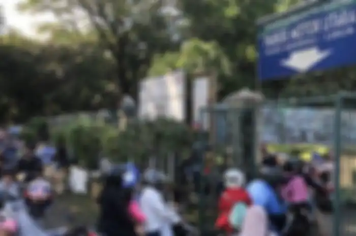 Antrean Pengunjung Taman Margasatawa Ragunan