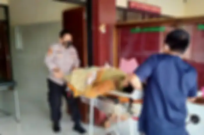 Dua orang terjatuh gara-gara baju gamis boncenger tersangkut di rantai motor saat melintas di jalan raya Kecamatan Kejobong, Purbalingga, Jawa Tengah, Senin (2/5/2022) siang.
