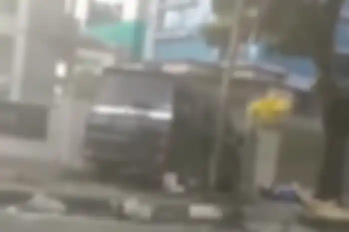 Pemotor tewas usai kecelakaan Honda Scoopy lawan Toyota Voxy.