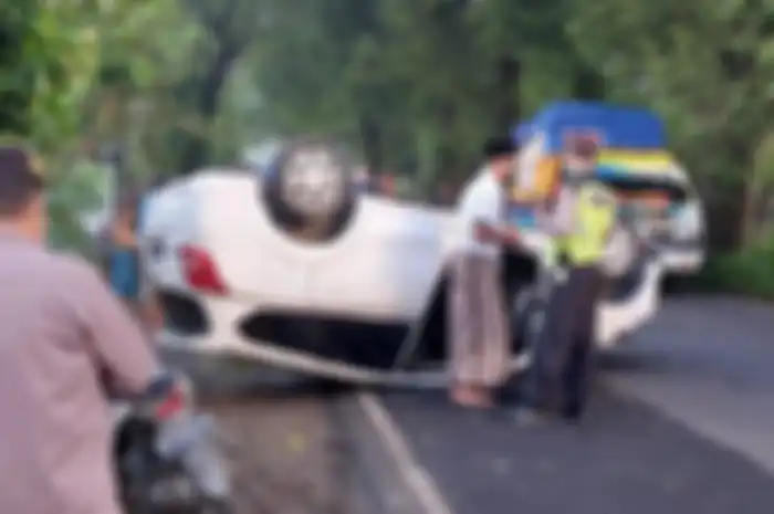 Datsun Go+ terlibat kecelakaan dan terguling di Tulungagung, bermula hindari Honda BeAT yang terjatuh.