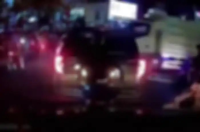 Pemotor tumbang ditabrak truk Dinas Lingkungan Hidup Garut.