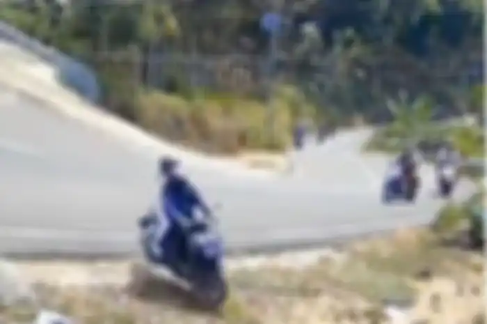 Pemotor matic hilang kendali saat melewati jalan turunan tajam.