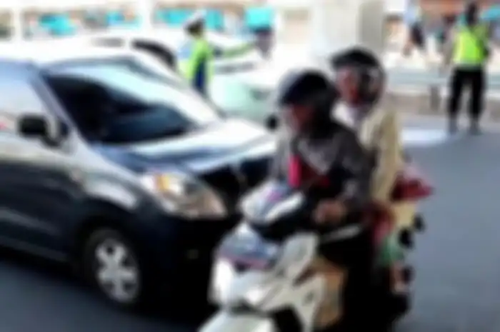 Diduga kelelahan, puluhan motor pemudik hampir masuk ke jalan Tol Cileunyi.