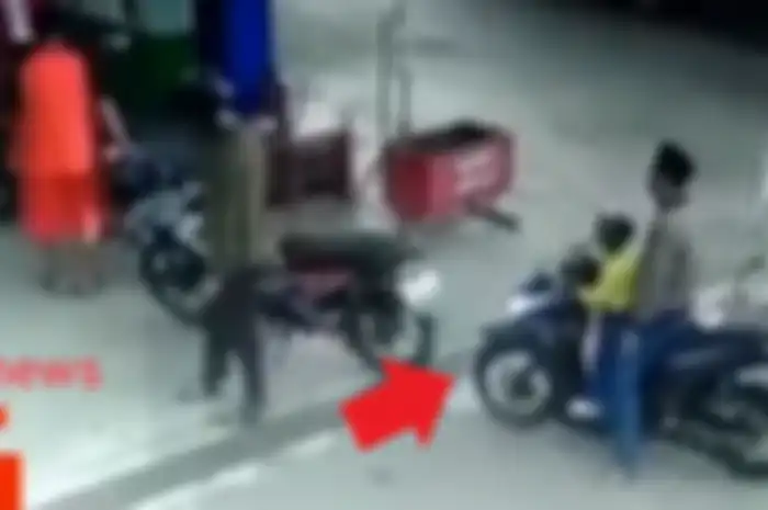 Video motor tabrak pemotor lain di SPBU, akibat anak iseng bejek gas.