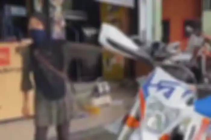 Bukan kaleng-kaleng emak-emak penjual jamu beli motor trail KTM seharga Rp 200 juta cash.