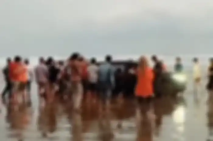 Mobil amblas di Pantai Bagedur