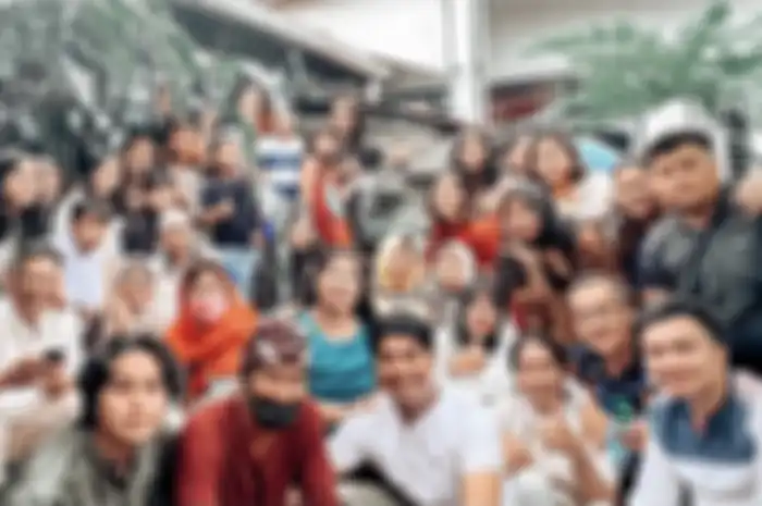 Ayah Gisel, Alal Suryanto tampak berbaju muslim saat foto bareng keluarga besar di Cimahi. Gisel bicara agama yang dianut sang ayah. 