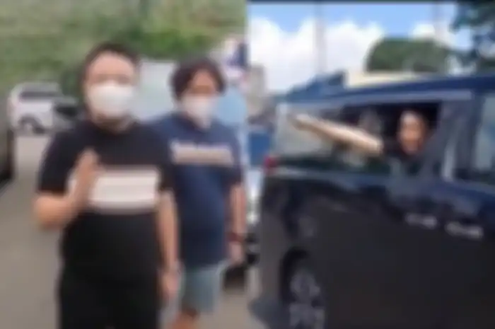 Penumpang mobil mewah Toyota Alphard maki-maki polisi jaga jalur mudik.