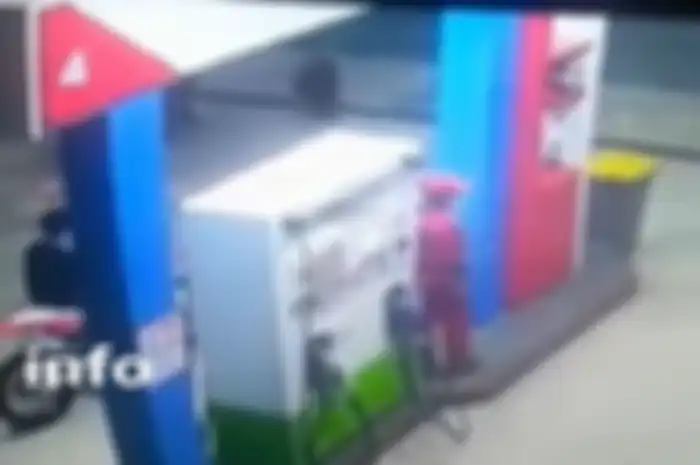 Diduga seorang petugas SPBU dihajar wakil ketua DPRD.